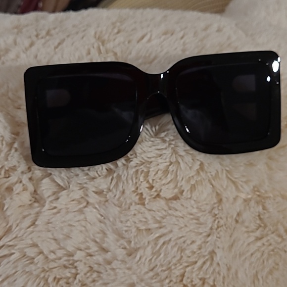 Oversized Sunglasses 😎 ✨️ - Picture 6 of 8